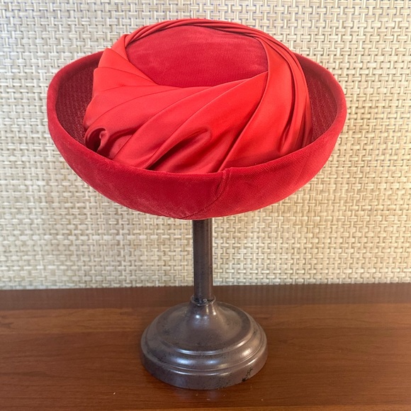 🌟HP🌟VTG 1950s Red Velvet & Pleated Satin Breton Hat by Milbrae Exclusives - Picture 5 of 14